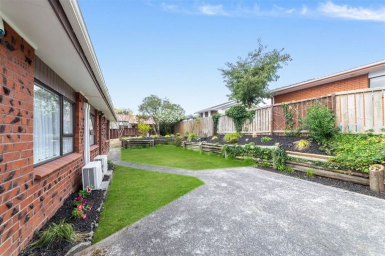 Photo of property in 2/303a Great North Road, Henderson, Auckland, 0612