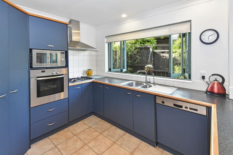 Photo of property in 2/11 The Rosebowl, Sunnyhills, Auckland, 2010