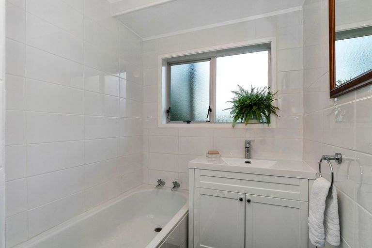 Photo of property in 19 Wirihana Road, Titirangi, Auckland, 0604