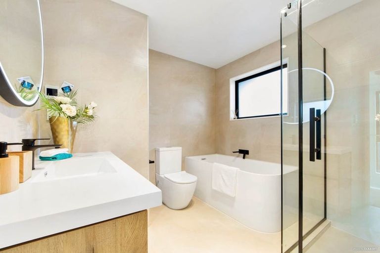 Photo of property in 18 Hava Place, Green Bay, Auckland, 0604