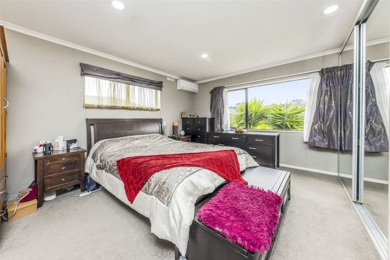 Photo of property in 1 Seresin Crescent, Flat Bush, Auckland, 2016