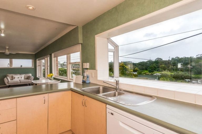Photo of property in 15 Harrybrook Road, Green Bay, Auckland, 0604