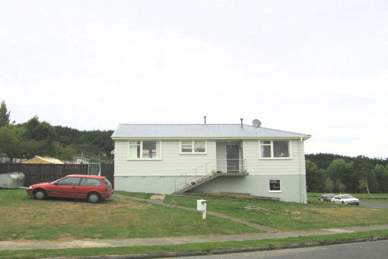 Photo of property in 32 Edelweiss Grove, Timberlea, Upper Hutt, 5018