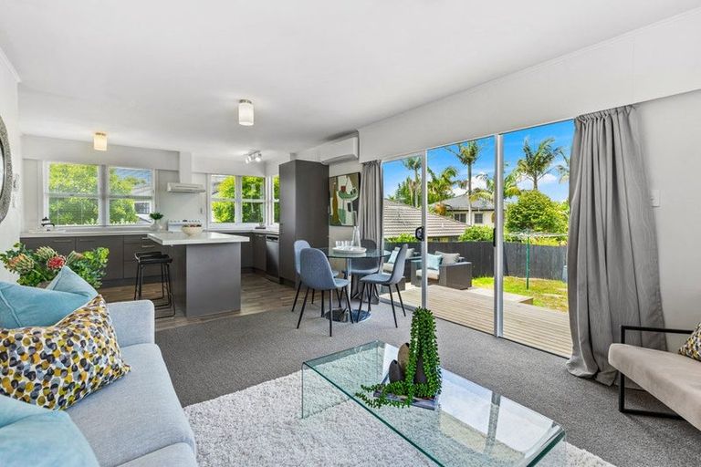 Photo of property in 2/111 Hobsonville Road, West Harbour, Auckland, 0618
