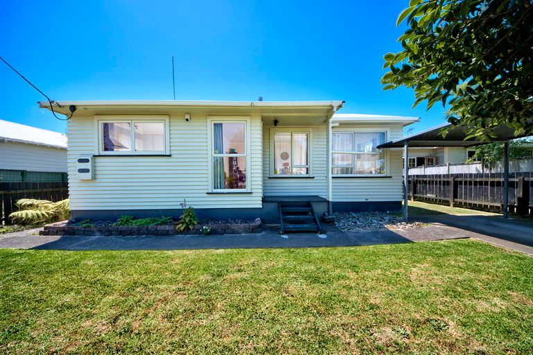 Photo of property in 16 Woodglen Road, Glen Eden, Auckland, 0602