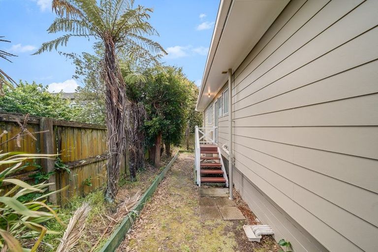 Photo of property in 1/2 Netherlands Avenue, Kelston, Auckland, 0602