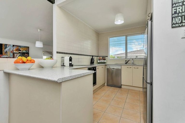 Photo of property in 10 Regency Place, Sunnynook, Auckland, 0632