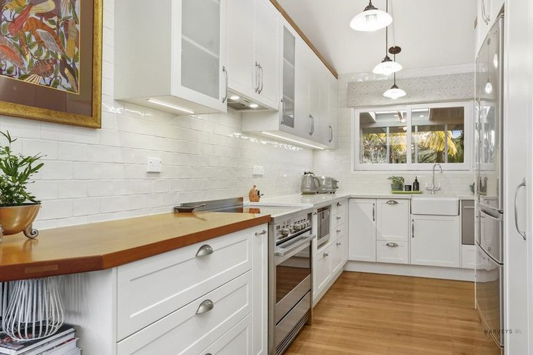 Photo of property in 27 Turanga Road, Henderson Valley, Auckland, 0612