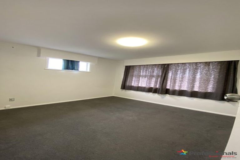 Photo of property in 119 Edgewater Drive, Pakuranga, Auckland, 2010