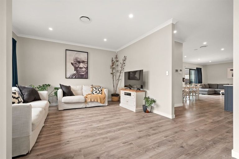 Photo of property in 2 Madden Avenue, Kumeu, 0810