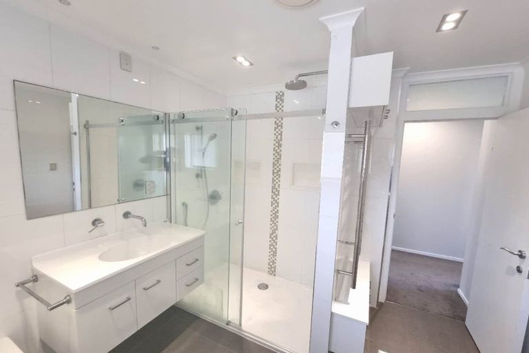 Photo of property in 4 King Richard Place, Browns Bay, Auckland, 0630