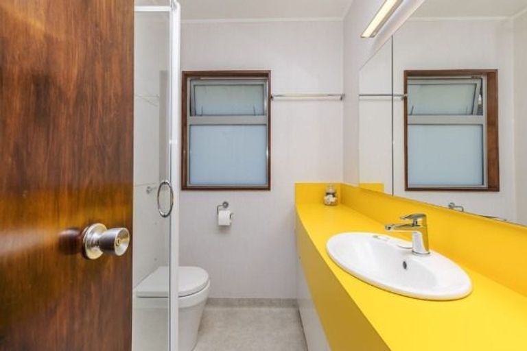 Photo of property in 5 Mataroa Avenue, Northland, Wellington, 6012