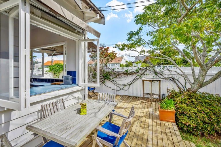 Photo of property in 3/7 Seaview Road, Northcote, Auckland, 0627