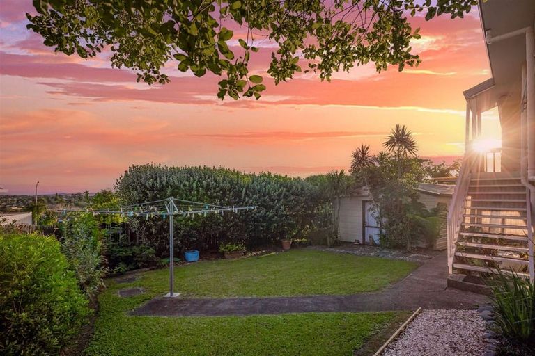 Photo of property in 3 Garcia Place, West Harbour, Auckland, 0618