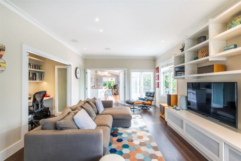 Photo of property in 30 Old Lake Road, Narrow Neck, Auckland, 0624