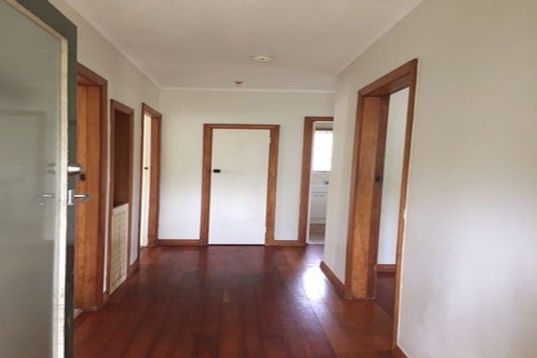 Photo of property in 1/30 Hillcrest Avenue, Hillcrest, Auckland, 0627