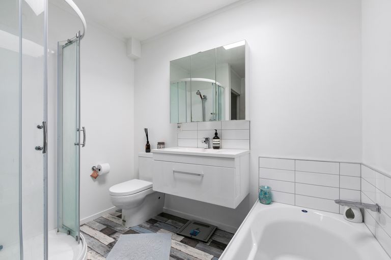 Photo of property in 2/309 Wairau Road, Totara Vale, Auckland, 0627