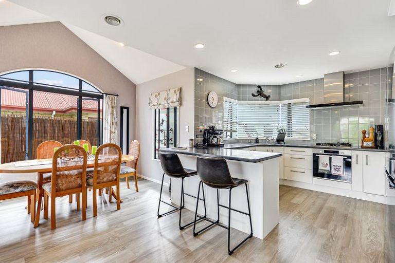 Photo of property in 4 Harrogate Place, Grandview Heights, Hamilton, 3200