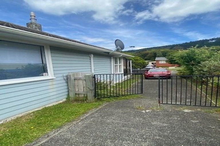 Photo of property in 34 Victory Crescent, Tawa, Wellington, 5028