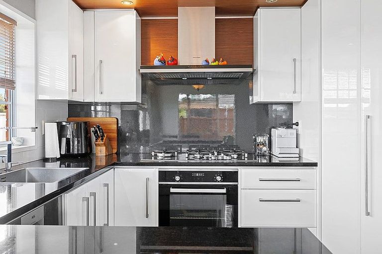 Photo of property in 35 Heta Road, Highlands Park, New Plymouth, 4312