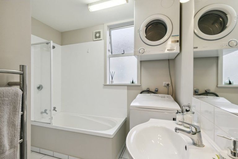 Photo of property in 3/127 Queens Drive, Lyall Bay, Wellington, 6022