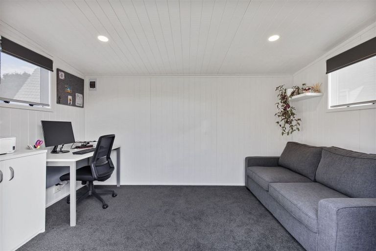 Photo of property in 4 Pinewood Grove, Botany Downs, Auckland, 2010