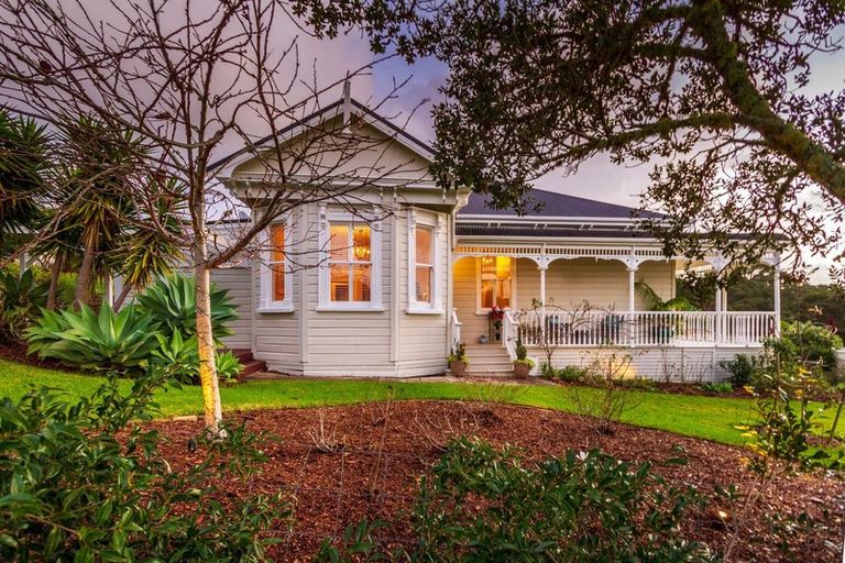 Photo of property in 6 Eastvale Close, Greenhithe, Auckland, 0632