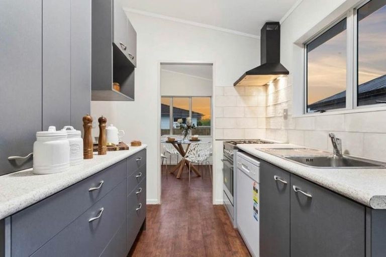 Photo of property in 25 Pukeroa Place, Papakura, 2110