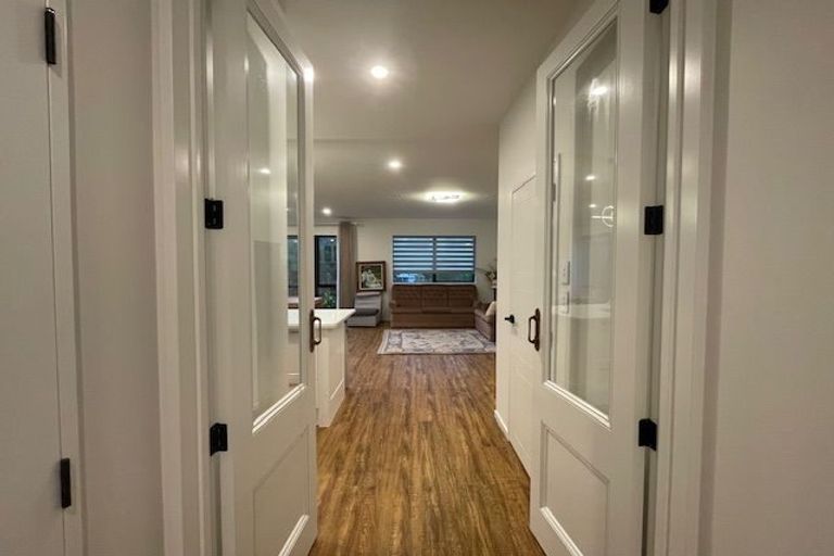 Photo of property in 25 Armstrong Place, New Lynn, Auckland, 0600