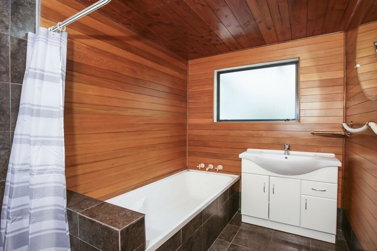 Photo of property in 39 Turanga Road, Henderson Valley, Auckland, 0612