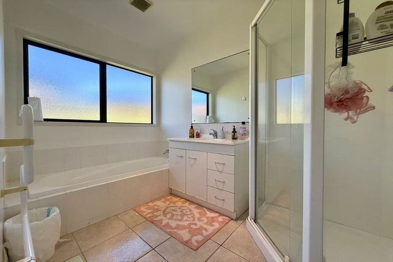 Photo of property in 19 Roy Maloney Drive, Henderson, Auckland, 0612