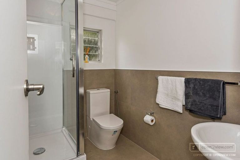 Photo of property in 2/240 Forrest Hill Road, Forrest Hill, Auckland, 0620