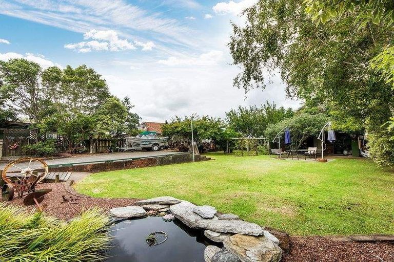 Photo of property in 9 Roberts Road, Te Atatu South, Auckland, 0610