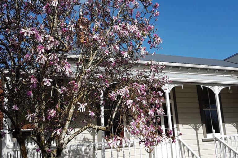 Photo of property in 218 Frankley Road, Frankleigh Park, New Plymouth, 4310