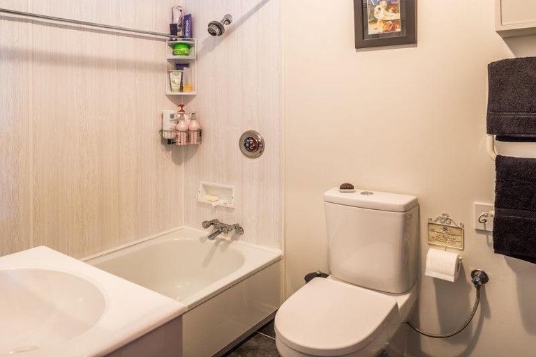 Photo of property in 37 Akaroa Drive, Maupuia, Wellington, 6022