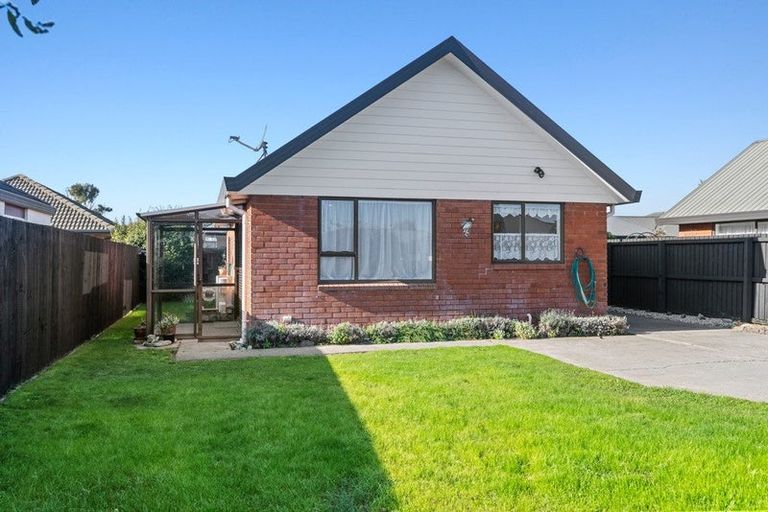 Photo of property in 2/20 Kirsten Place, Parklands, Christchurch, 8083