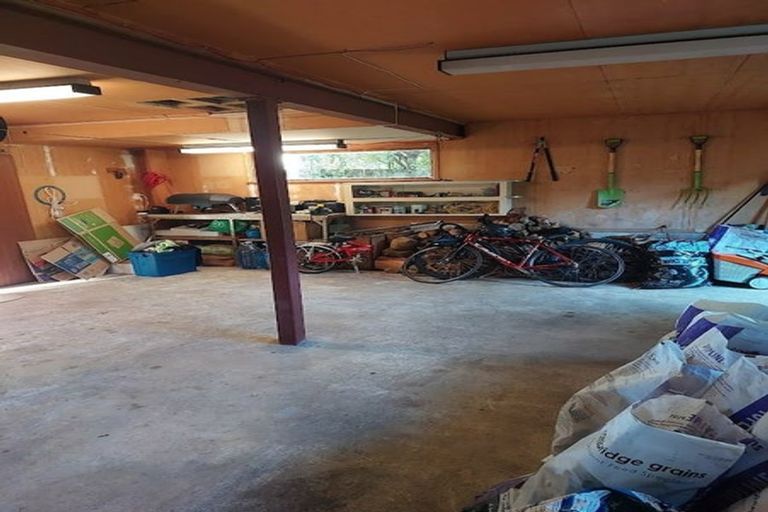 Photo of property in 11 Zande Terrace, Tawa, Wellington, 5028