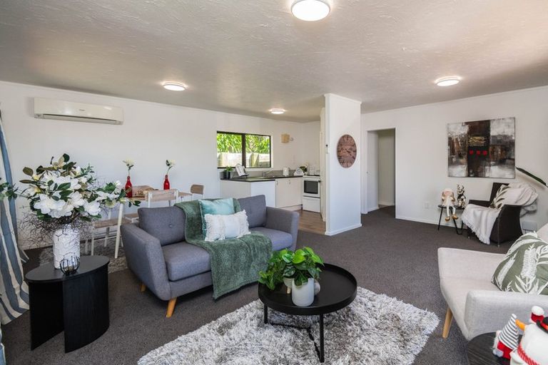 Photo of property in 12a Griffiths Grove, Newlands, Wellington, 6037