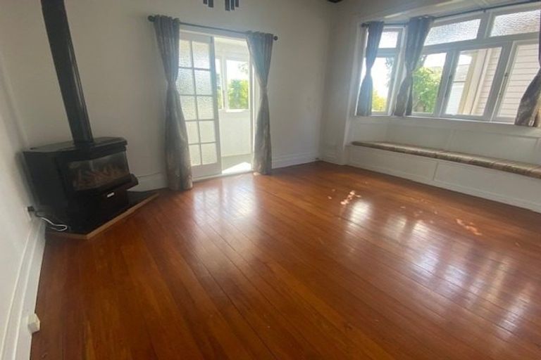Photo of property in 118a Hutchinson Avenue, New Lynn, Auckland, 0600