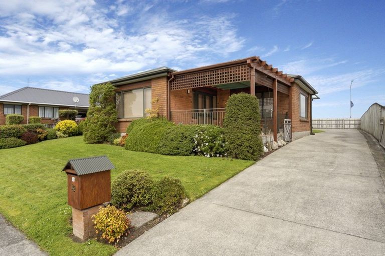 Photo of property in 30 Greenwood Place, Fitzherbert, Palmerston North, 4410