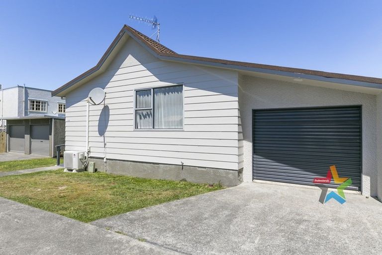 Photo of property in 178 Queens Drive, Lyall Bay, Wellington, 6022