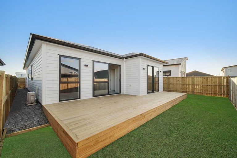 Photo of property in 19 Cronshaw Road, Karaka, 2113