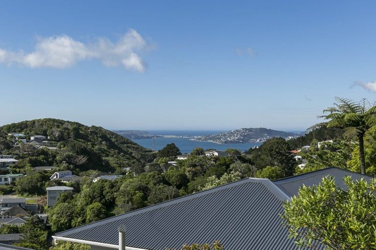 Photo of property in 106 Ruskin Road, Newlands, Wellington, 6037