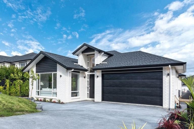 Photo of property in 17 Boocock Crescent, Orewa, 0931