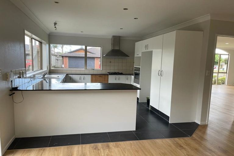 Photo of property in 19 Walter Haddrell Crescent, Flat Bush, Auckland, 2016