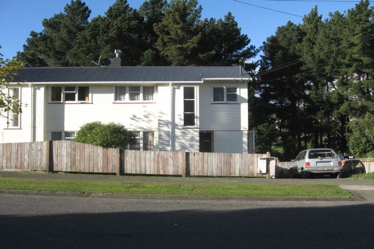 Photo of property in 15-15a Worcester Place, Cannons Creek, Porirua, 5024