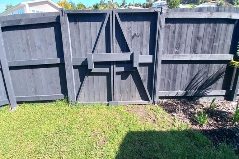 Photo of property in 2 Meenas Place, Cable Bay, 0420