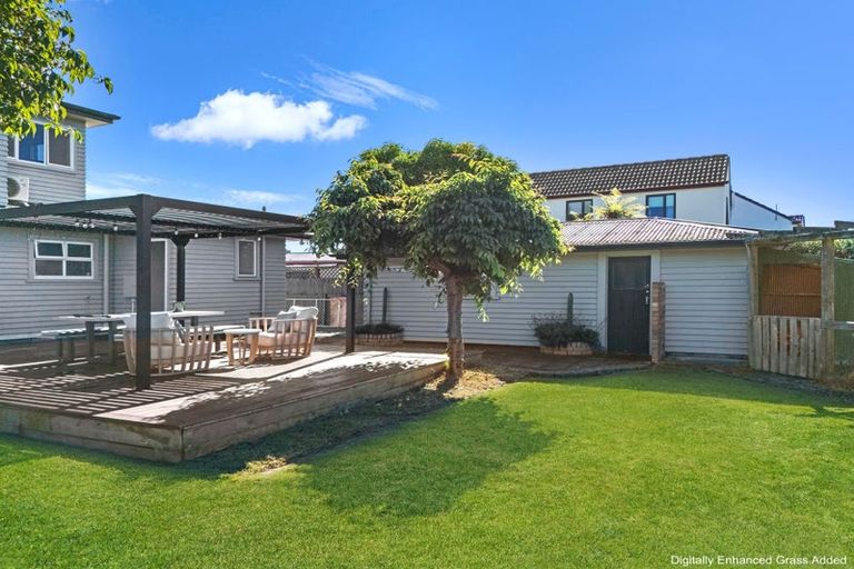 Photo of property in 2 Cambridge Terrace, Taradale, Napier, 4112