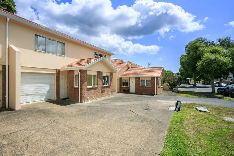 Photo of property in 3/31 Fields Parade, Oteha, Auckland, 0632