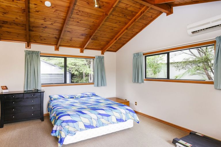 Photo of property in 39 Turanga Road, Henderson Valley, Auckland, 0612